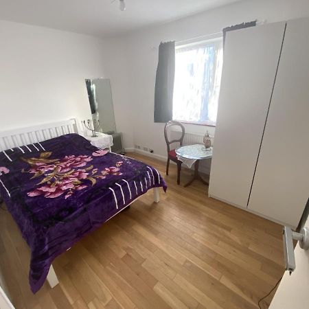 Art Double Bed Room Edgware Exterior photo