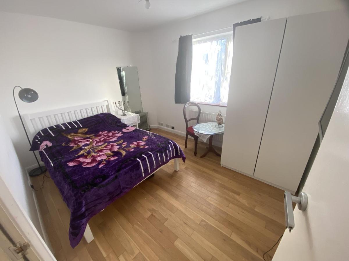 Art Double Bed Room Edgware Exterior photo