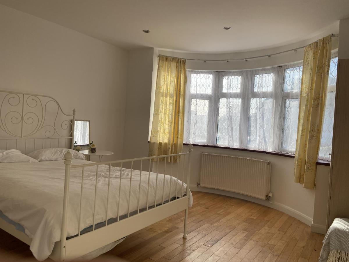 Art Double Bed Room Edgware Exterior photo