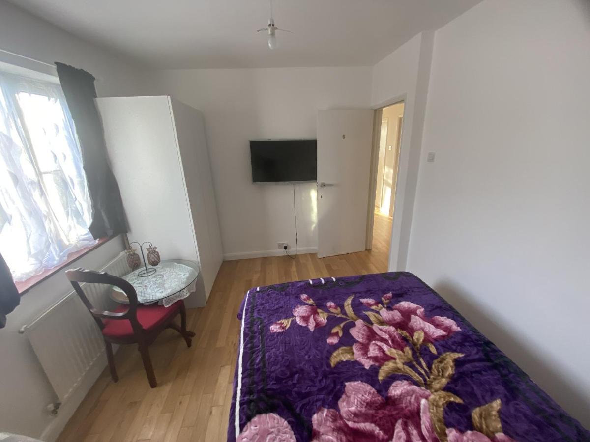 Art Double Bed Room Edgware Exterior photo