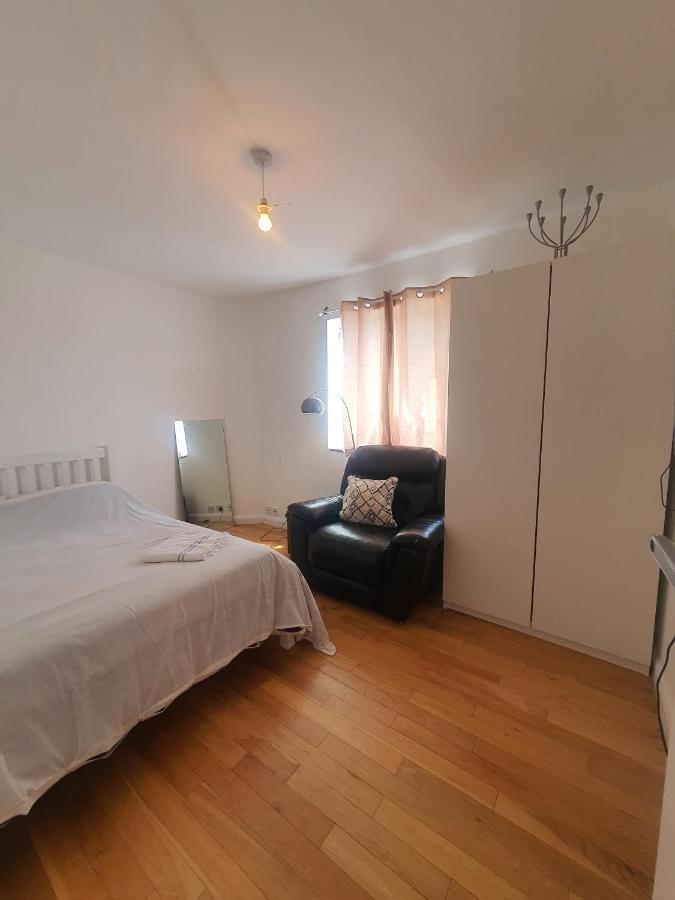 Art Double Bed Room Edgware Exterior photo