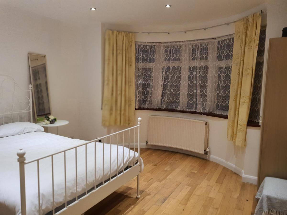 Art Double Bed Room Edgware Exterior photo