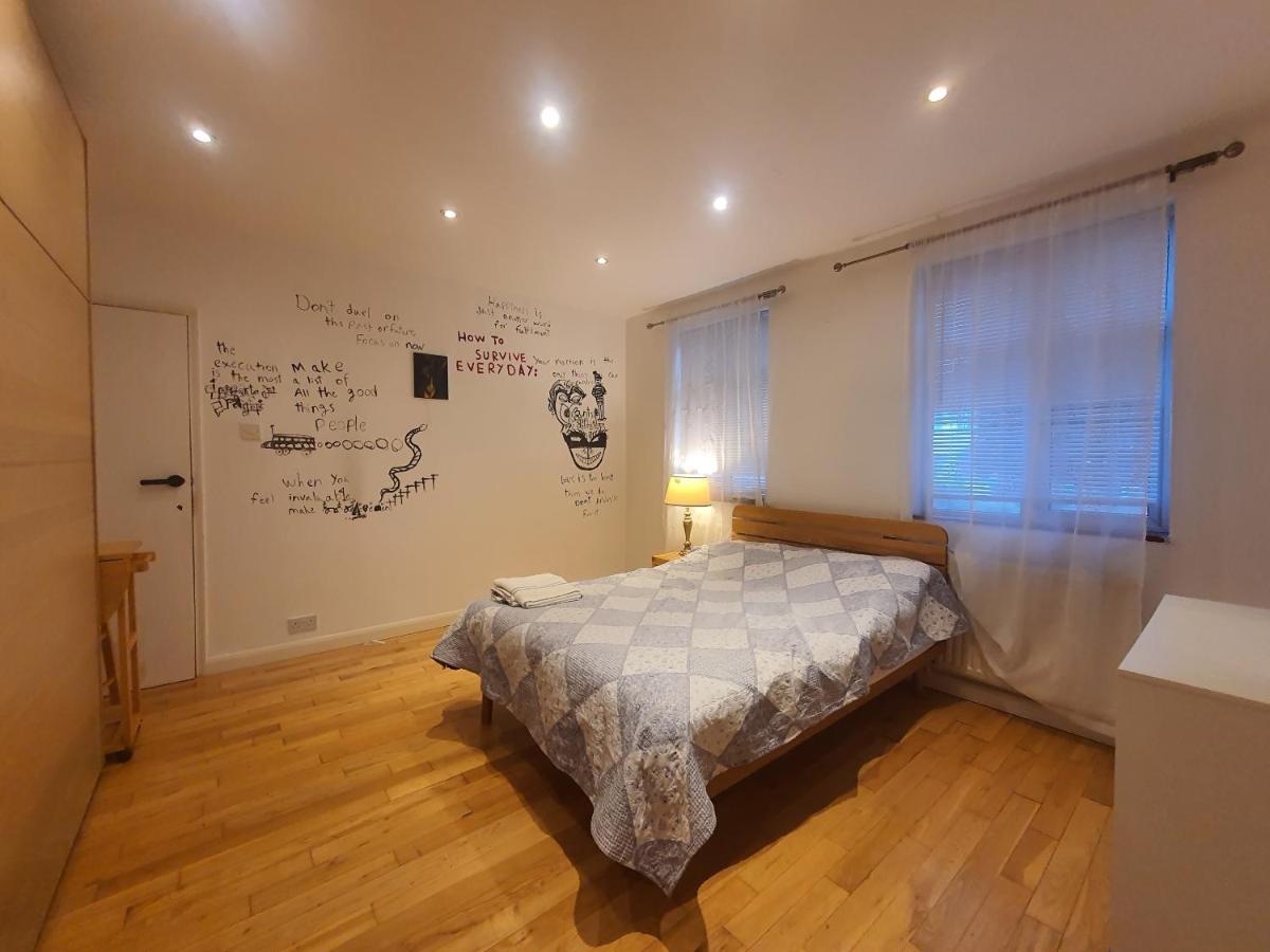 Art Double Bed Room Edgware Exterior photo