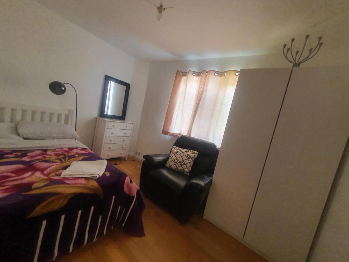 Art Double Bed Room Edgware Exterior photo