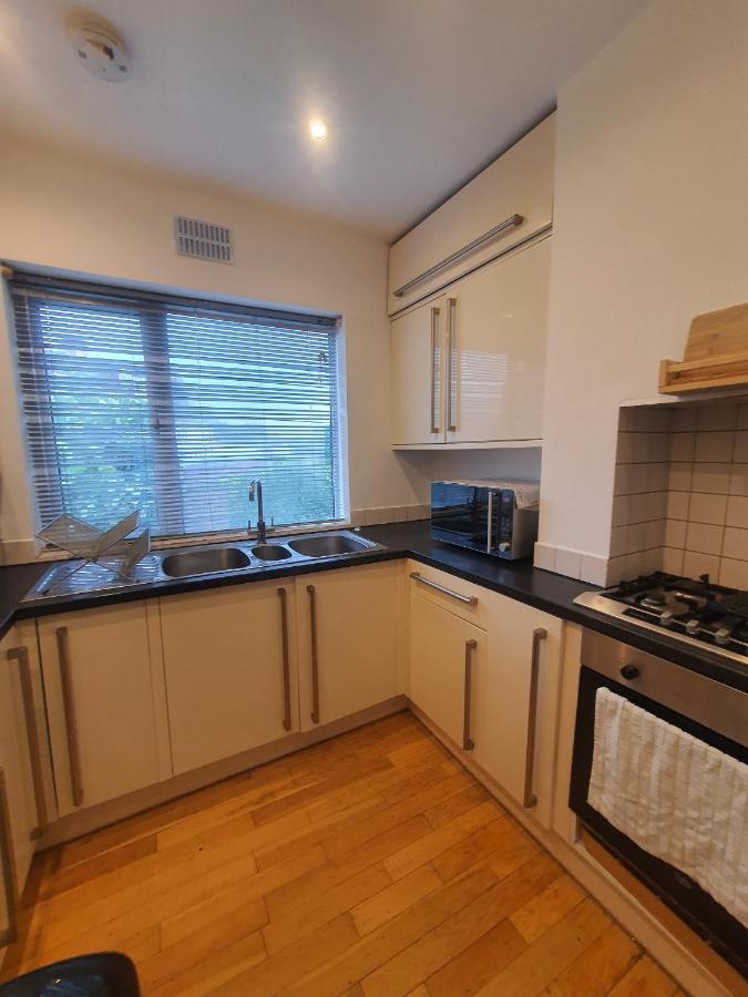 Art Double Bed Room Edgware Exterior photo